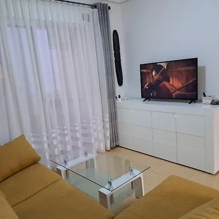 Julia De Lux 托雷维耶哈